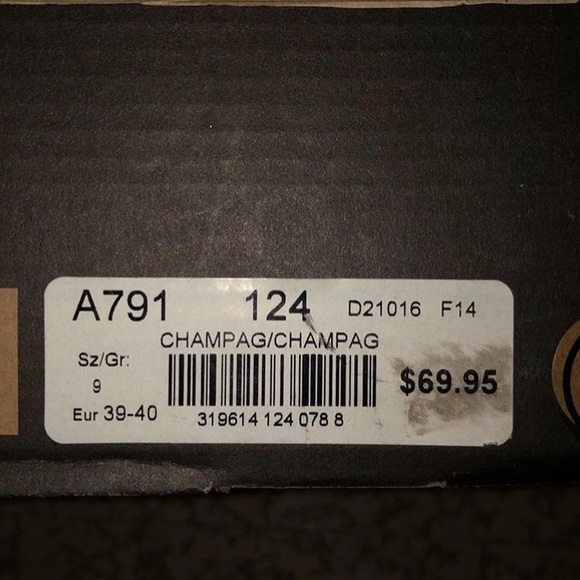 LE Château champagne colour heels - Picture 2 of 2